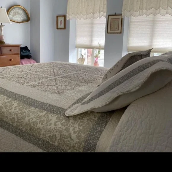 Home Classics Queen Quilt With Shams & Accent Pillow - Picture 9 of 11